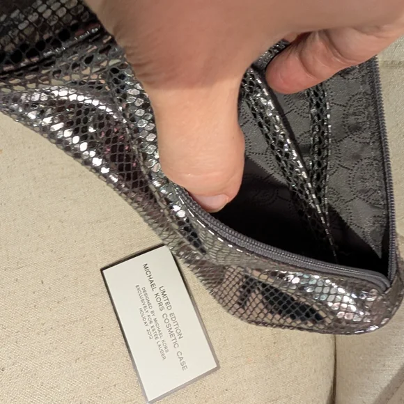 Michael Kors Metallic Cosmetic Case 2012 Limited Edition Collab W Estee Lauder - Picture 9 of 14